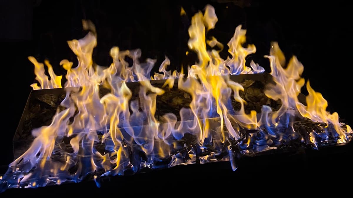 Open-flame cooking shown in the HaSalon reservation gallery.